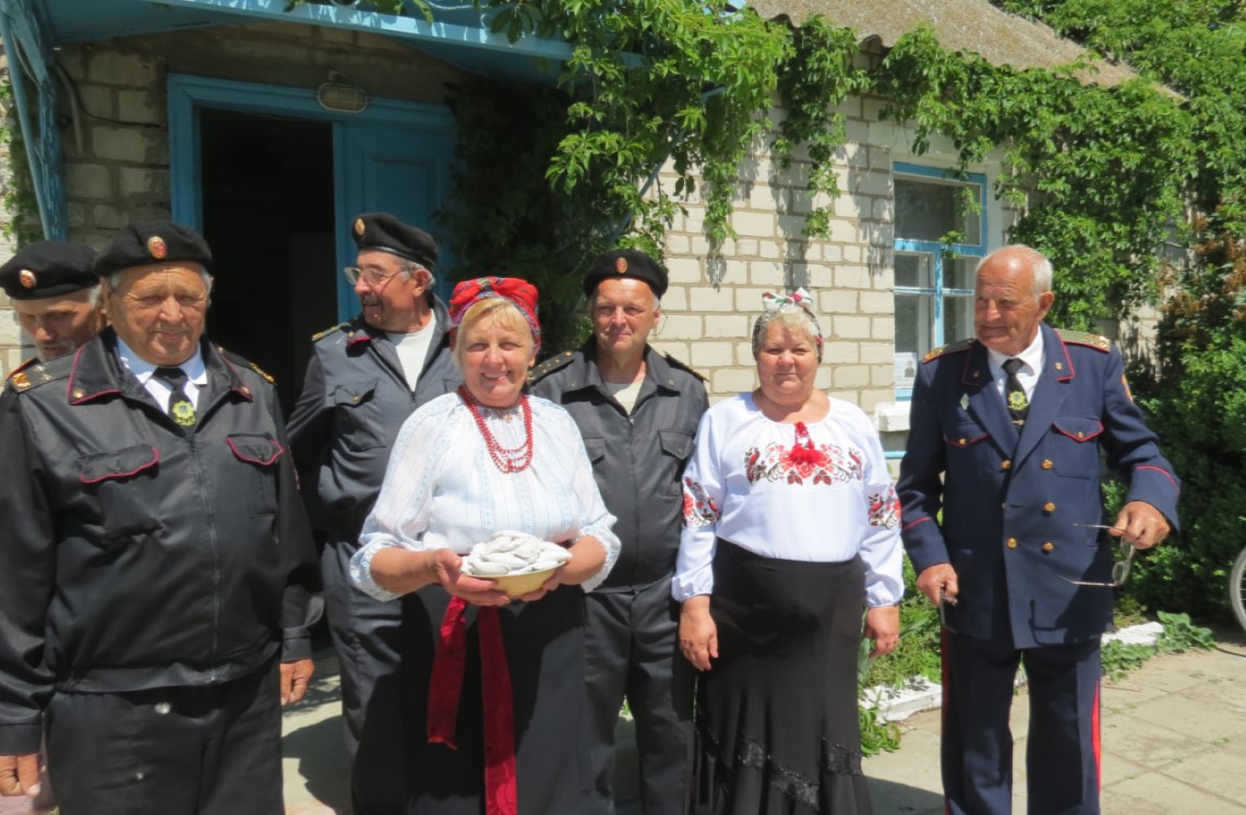 Чулаківці разом з Миколою Коробкою (на фото праворуч) запрошують відвідувачів до козацької світлиці в опорному пункті з охорони правопорядку